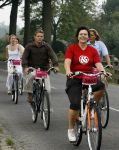 Den Bosch 17 september 2006
Fietsen voor Pink Ribbon met Leontien Zijlaard v Moorsel.
Rita Verdonk met beveiliging