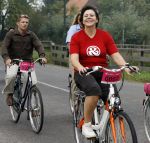 Den Bosch 17 september 2006
Fietsen voor Pink Ribbon met Leontien Zijlaard v Moorsel.
Rita Verdonk