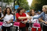 Den Bosch 17 september 2006
Fietsen voor Pink Ribbon met Leontien Zijlaard v Moorsel.
Leontien Rita Verdonk Nada v Nie en Anouk Smulders