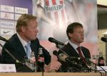 Eindhoven, 17 September 2006
Kompetitiewedstrijd PSV-Feyenoord, eindstand 2-1
PSV-trainer Ronald Koeman samen met zijn broer Erwin Koeman tijdens de persconferentie