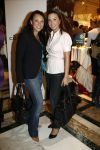 Amsterdam 6 september 2006
Modeshow Monique Collignon in het tropenmuseum.
Rossana Lima met handtas en Justine Huffmeijer