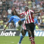 Eindhoven, 17 September 2006
Kompetitiewedstrijd PSV-Feyenoord, eindstand 2-1
Serginho Green in duel met Arouna Kone