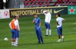 Eindhoven, 4 September 2006
Traing Nederlands elftal voor de wedstrijd tegen Wit Rusland a.s. woensdag.
Marco v Basten instrueert met name Dirk Kuyt
Rechts Giovanni v Bronckhorst en Robin v Persie