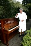 Laren 6 september 2006
Willibrord Frequin wordt verrast door zijn vrienden op zijn 65e verjaardag. Zijn vrienden uit Moeke Spijstra zetten een piano voor zijn deur.
