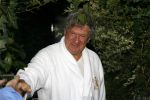 Laren 6 september 2006
Willibrord Frequin wordt verrast door zijn vrienden op zijn 65e verjaardag. Zijn vrienden uit Moeke Spijstra zetten een piano voor zijn deur.