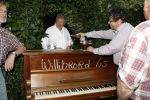 Laren 6 september 2006
Willibrord Frequin wordt verrast door zijn vrienden op zijn 65e verjaardag. Zijn vrienden uit Moeke Spijstra zetten een piano voor zijn deur.