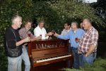 Laren 6 september 2006
Willibrord Frequin wordt verrast door zijn vrienden op zijn 65e verjaardag. Zijn vrienden uit Moeke Spijstra zetten een piano voor zijn deur.