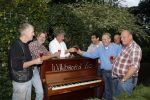 Laren 6 september 2006
Willibrord Frequin wordt verrast door zijn vrienden op zijn 65e verjaardag. Zijn vrienden uit Moeke Spijstra zetten een piano voor zijn deur.