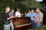 Laren 6 september 2006
Willibrord Frequin wordt verrast door zijn vrienden op zijn 65e verjaardag. Zijn vrienden uit Moeke Spijstra zetten een piano voor zijn deur.