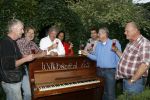 Laren 6 september 2006
Willibrord Frequin wordt verrast door zijn vrienden op zijn 65e verjaardag. Zijn vrienden uit Moeke Spijstra zetten een piano voor zijn deur.