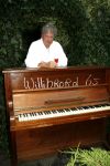 Laren 6 september 2006
Willibrord Frequin wordt verrast door zijn vrienden op zijn 65e verjaardag. Zijn vrienden uit Moeke Spijstra zetten een piano voor zijn deur.