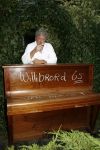 Laren 6 september 2006
Willibrord Frequin wordt verrast door zijn vrienden op zijn 65e verjaardag. Zijn vrienden uit Moeke Spijstra zetten een piano voor zijn deur.