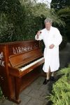 Laren 6 september 2006
Willibrord Frequin wordt verrast door zijn vrienden op zijn 65e verjaardag. Zijn vrienden uit Moeke Spijstra zetten een piano voor zijn deur.