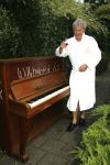 Laren 6 september 2006
Willibrord Frequin wordt verrast door zijn vrienden op zijn 65e verjaardag. Zijn vrienden uit Moeke Spijstra zetten een piano voor zijn deur.