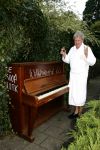 Laren 6 september 2006
Willibrord Frequin wordt verrast door zijn vrienden op zijn 65e verjaardag. Zijn vrienden uit Moeke Spijstra zetten een piano voor zijn deur.