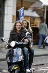 Amsterdam 28 augustus 2006
Yoran hensel met zijn vriendin op vespa scooter op de pc hooftstraat