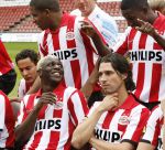 Eindhoven, 28 Augustus 2007
Jaarlijkse fotosessie van de nieuwe Selektie van PSV Seizoen 2007/2008
Arouna Kone in gesprek met Carlos Mendez en rechts van hem John de Jong