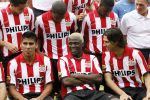 Eindhoven, 28 Augustus 2007
Jaarlijkse fotosessie van de nieuwe Selektie van PSV Seizoen 2007/2008
Arouna Kone hier in gesprek met John de Jongen links van hem Carlos Salcido