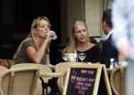Amsterdam 20 augustus 2007 Chantal Janzen op terras bij joffers met een vriendin en haar vriend Marco