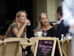 Amsterdam 20 augustus 2007 Chantal Janzen op terras bij joffers met een vriendin en haar vriend Marco