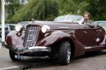 Laren 8 september 2007
Chris Luken met zijn moeder in zijnoldtimer cabrio , Auburn Boattrail uit 1935.