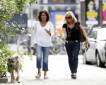 Amsterdam 27 augustus 2007
Connie Breukhoven wandelend met haar hond in het Vondelpark.