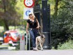 Amsterdam 27 augustus 2007
Connie Breukhoven wandelend met haar hond in het Vondelpark.