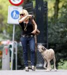 Amsterdam 27 augustus 2007
Connie Breukhoven wandelend met haar hond in het Vondelpark.