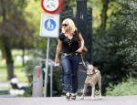 Amsterdam 27 augustus 2007
Connie Breukhoven wandelend met haar hond in het Vondelpark.