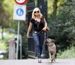 Amsterdam 27 augustus 2007
Connie Breukhoven wandelend met haar hond in het Vondelpark.