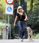 Amsterdam 27 augustus 2007
Connie Breukhoven wandelend met haar hond in het Vondelpark.