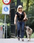 Amsterdam 27 augustus 2007
Connie Breukhoven wandelend met haar hond in het Vondelpark.