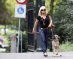 Amsterdam 27 augustus 2007
Connie Breukhoven wandelend met haar hond in het Vondelpark.