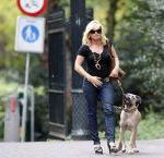 Amsterdam 27 augustus 2007
Connie Breukhoven wandelend met haar hond in het Vondelpark.