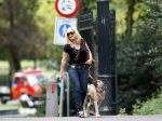Amsterdam 27 augustus 2007
Connie Breukhoven wandelend met haar hond in het Vondelpark.