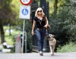 Amsterdam 27 augustus 2007
Connie Breukhoven wandelend met haar hond in het Vondelpark.