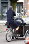 Amsterdam 20 augustus 2007
Edwin de Roy v Zuydewijn met bakfiets en winterjas en gsm op de cornelis schuytstraat.