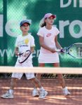Muiderberg 7 september 2007
Alec en Emma Krajicek  spelen samen tennis bij de clubkampioenschappen. Papa Richard en de au pair kijken toe.