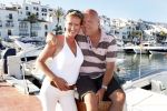 Gaston Starreveld met zijn vriendin Marisa in de haven van Marbella.