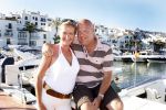 Gaston Starreveld met zijn vriendin Marisa in de haven van Marbella.