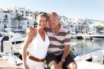 Gaston Starreveld met zijn vriendin Marisa in de haven van Marbella.