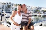 Gaston Starreveld met zijn vriendin Marisa in de haven van Marbella.