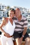 Gaston Starreveld met zijn vriendin Marisa in de haven van Marbella.