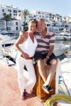 Gaston Starreveld met zijn vriendin Marisa in de haven van Marbella.