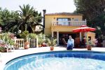 Cabopino 14 augustus 2007
Hans Kazan met zijn vrouw Wendy en zonen Renzo Oscar Steven en Mara bij hun huis in Spanje.