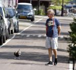 Amsterdam 19 augustus 2007
Hans v d Togt laat in zijn korte broek zijn hondje uit.