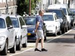 Amsterdam 19 augustus 2007
Hans v d Togt laat in zijn korte broek zijn hondje uit.