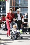 Amsterdam 29 augustus 2007
Hedy d Ancona met haar vriend Aad Veldhoen en hun kleinkind Julius. de kinderen van Hedy en Aad zijn met elkaar getrouwd.