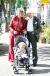 Amsterdam 29 augustus 2007
Hedy d Ancona met haar vriend Aad Veldhoen en hun kleinkind Julius. de kinderen van Hedy en Aad zijn met elkaar getrouwd.
