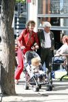 Amsterdam 29 augustus 2007
Hedy d Ancona met haar vriend Aad Veldhoen en hun kleinkind Julius. de kinderen van Hedy en Aad zijn met elkaar getrouwd.